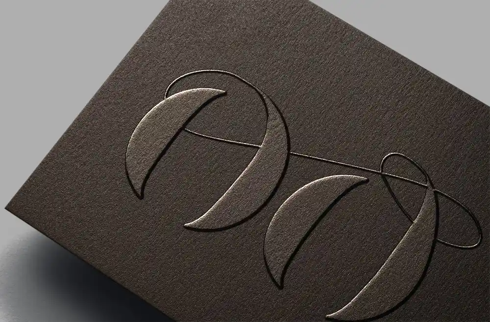 visitkort design med embossed tekst og lak