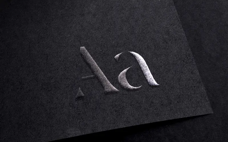 visitkort design med embossed tekst og lak